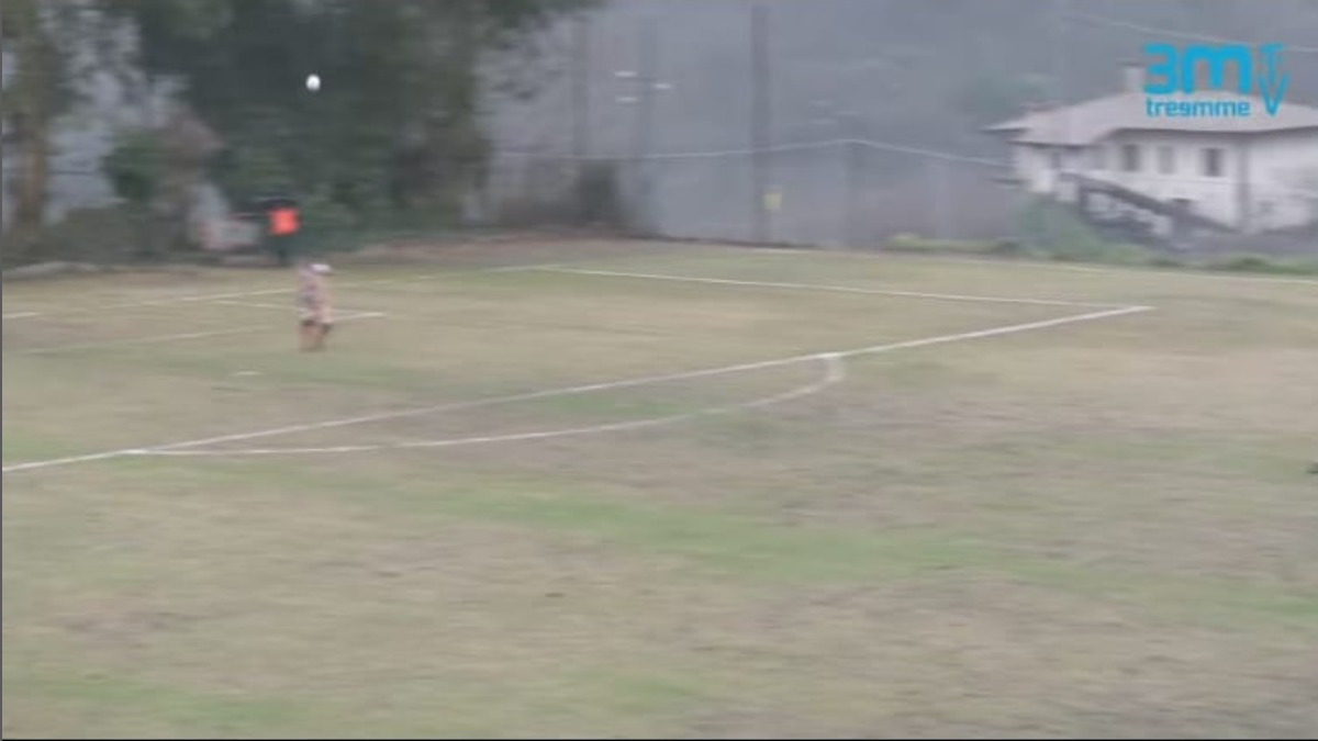 Recupera palla a centrocampo e dai 50 metri sorprende il portiere ...